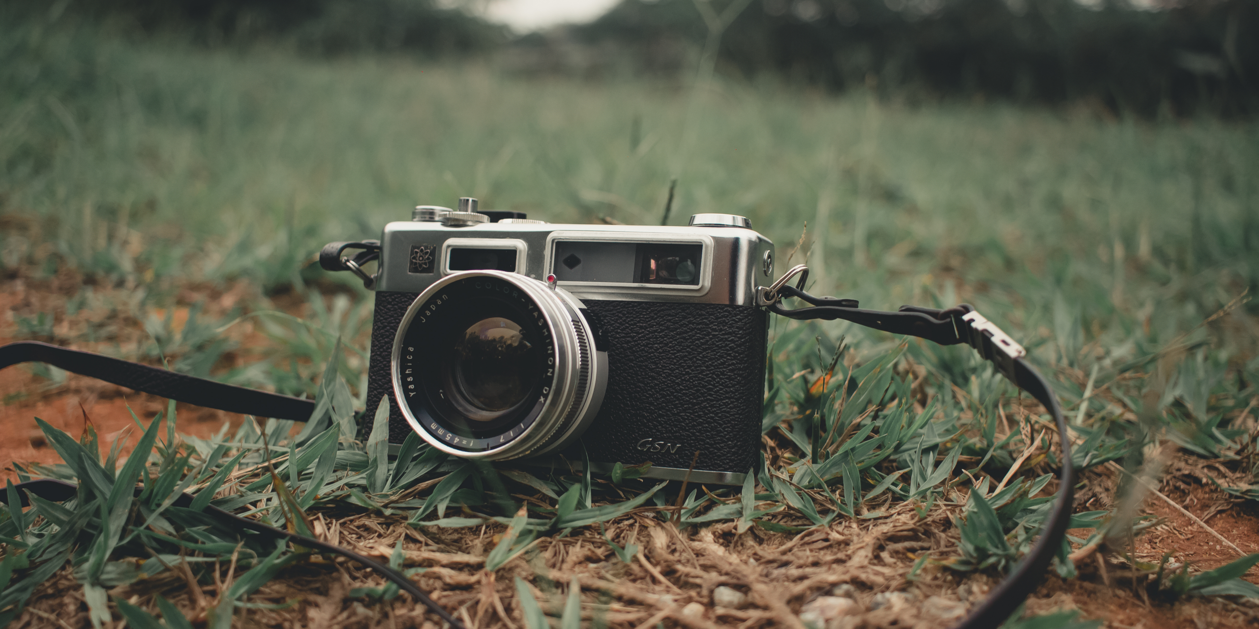 Fototoestel in gras